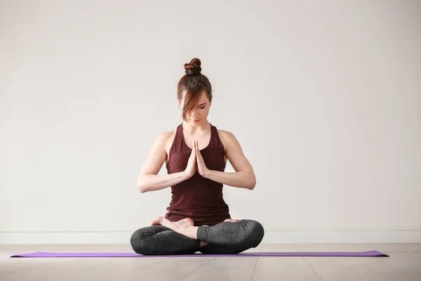 Woman practicing yoga — Stock Photo, Image