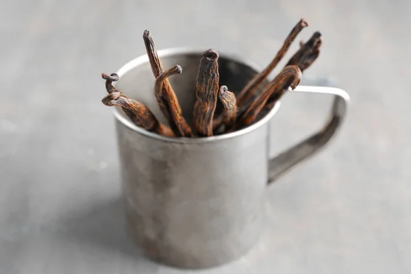 Kurutulmuş vanilya çubukları ile metal Kupası — Stok fotoğraf