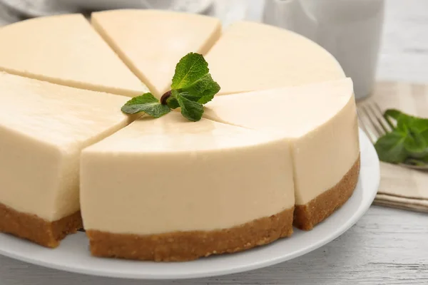 Lezzetli dilimlenmiş cheesecake — Stok fotoğraf