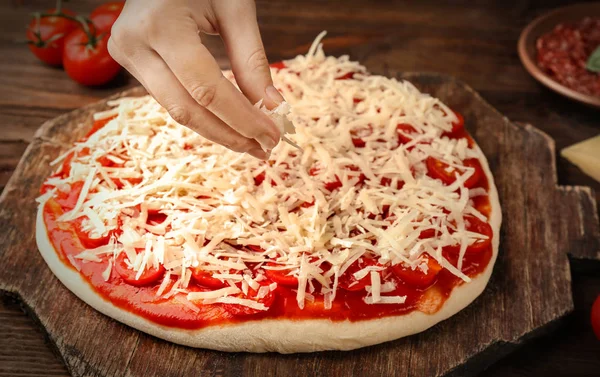 Hand smakelijke traditionele pizza maken — Stockfoto