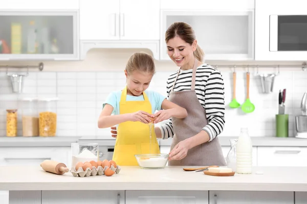 Wanita dan anak memasak — Stok Foto