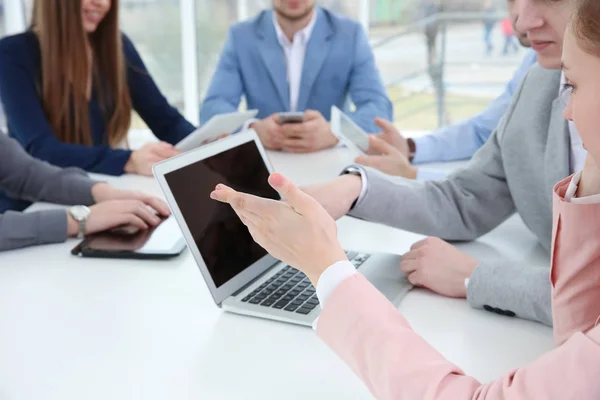 Concepto de trabajo en equipo. Personas sentadas a la mesa en la oficina y utilizando dispositivos digitales — Foto de Stock