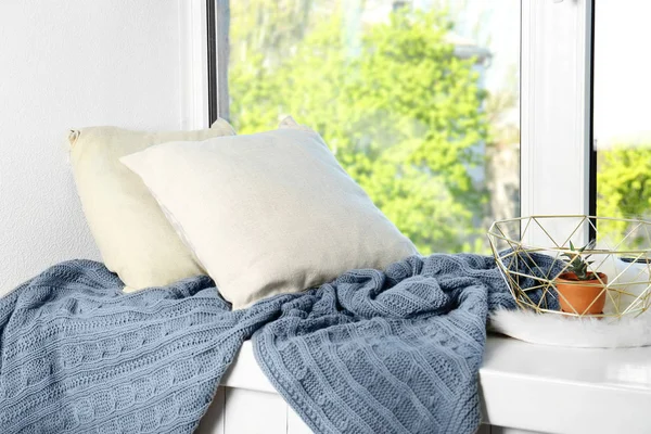 Pillows and warm knitted plaid — Stock Photo, Image