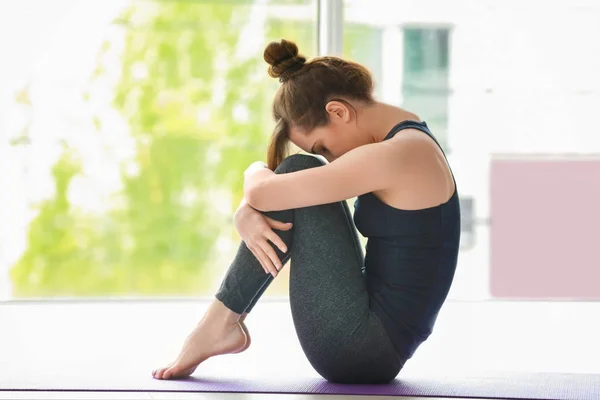 Vrouw die yoga beoefent — Stockfoto