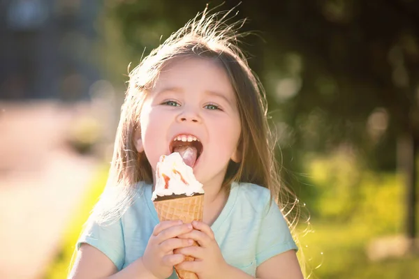 Mädchen isst Eis — Stockfoto