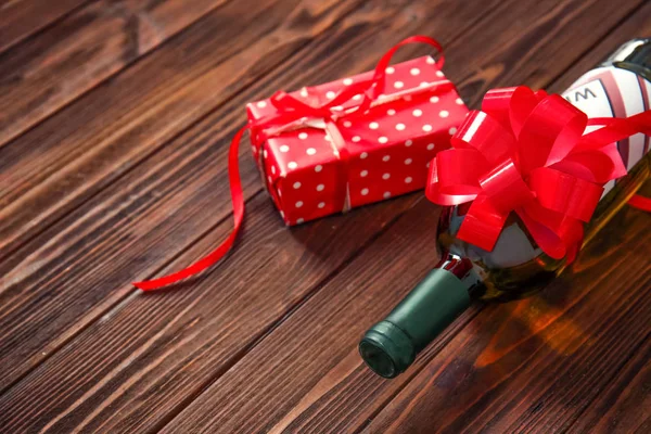 Bottiglia di vino decorato e scatola regalo su sfondo di legno — Foto Stock