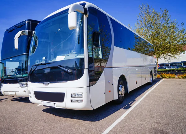 Duży turystyczny autobus na parking — Zdjęcie stockowe