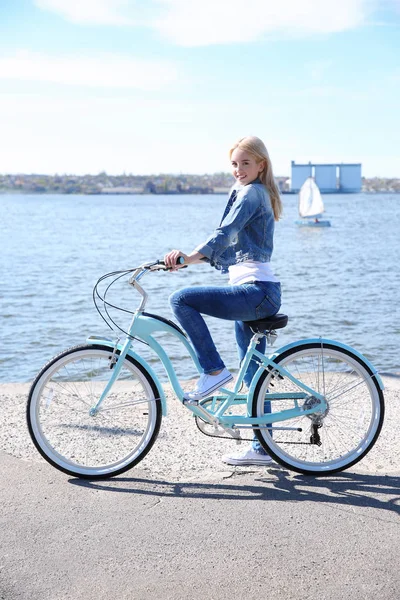 Leende kvinna med cykel — Stockfoto