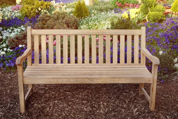 Parktaki ahşap bank