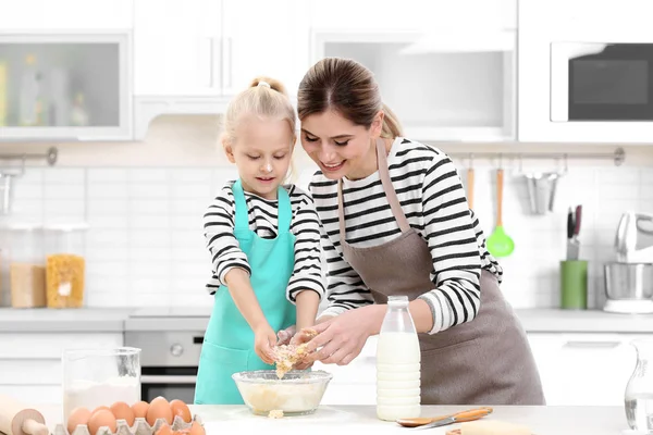 Mulher e filha cozinhar — Fotografia de Stock