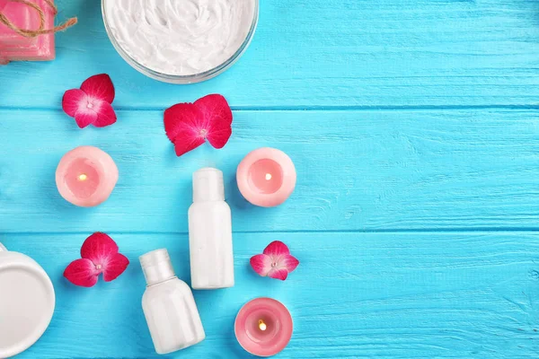 Piękny skład kosmetyków z kwiatami — Zdjęcie stockowe