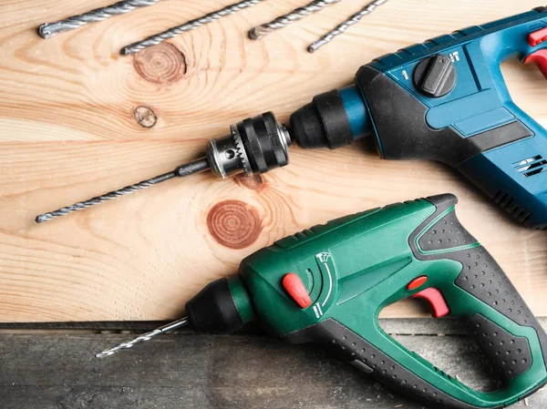 Bohrer und Anbaugeräte auf dem Tisch in der Tischlerei — Stockfoto