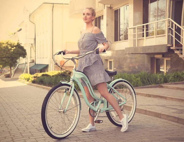 Bisikletli genç kadın