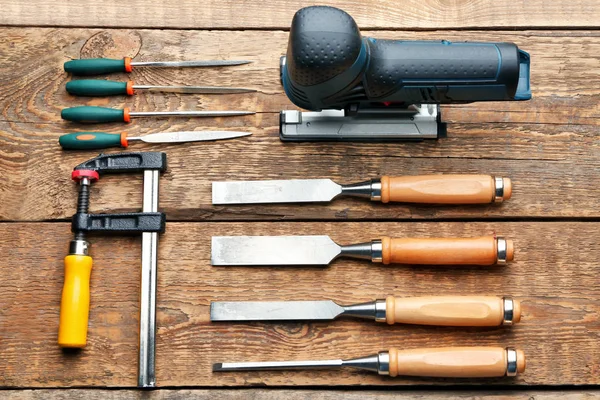 Conjunto de ferramentas de carpinteiro sobre fundo de madeira — Fotografia de Stock