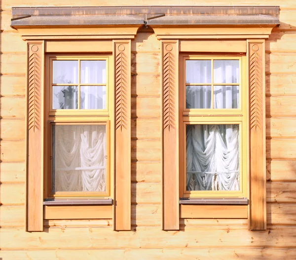 Extérieur du bâtiment avec de belles fenêtres en bois le jour ensoleillé — Photo