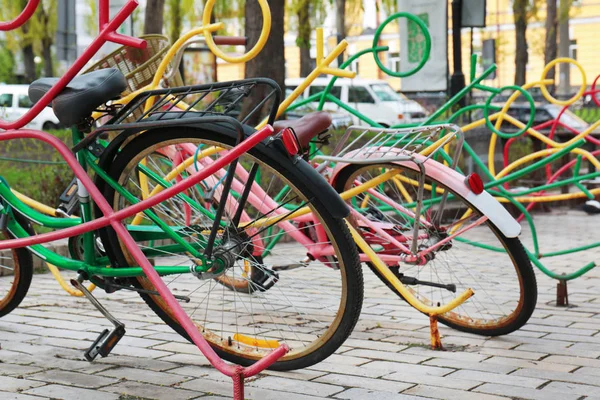 Rack de bicicleta colorido — Fotografia de Stock