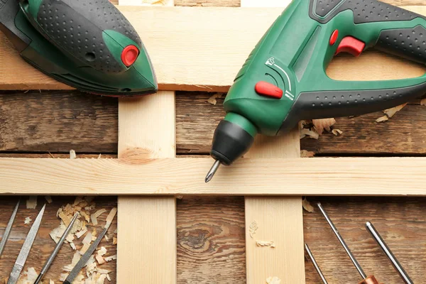 Outils et équipements de menuisier sur table en bois en atelier — Photo