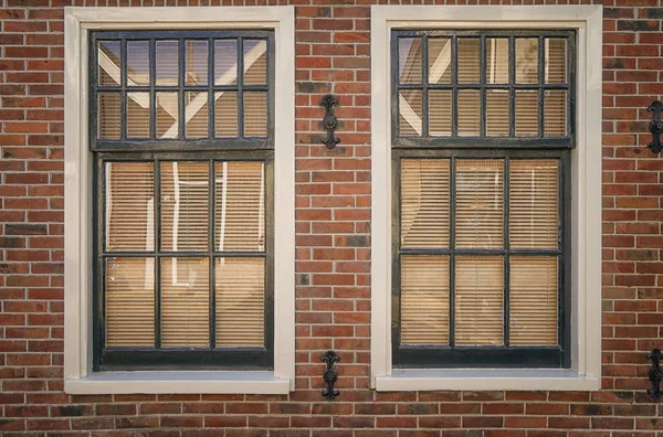 Здание с современными окнами — стоковое фото