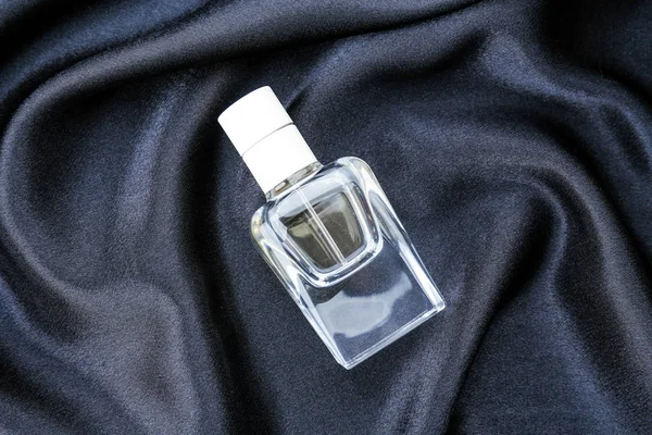 Kumaş üzerine parfüm şişesi