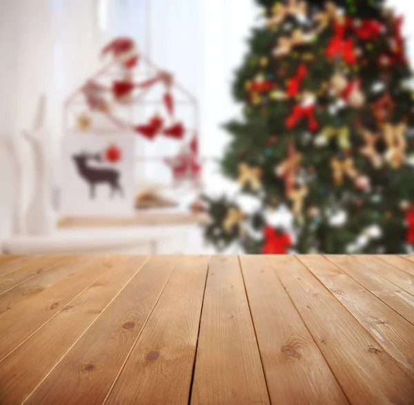 Ahşap masa ve arka plan üzerinde bir şekilde dekore edilmiş Noel ağacı