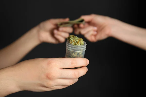 Kvinna att köpa weed knoppar — Stockfoto