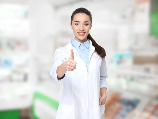 Joven farmacéutica en el trabajo — Foto de Stock