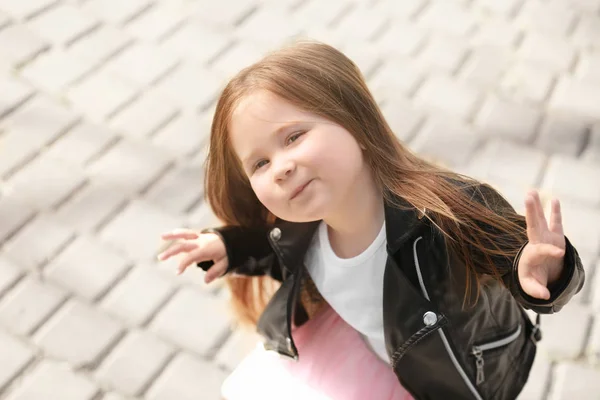 Μικρό κορίτσι της μόδας σε εξωτερικούς χώρους σε ανοιξιάτικη μέρα — Φωτογραφία Αρχείου
