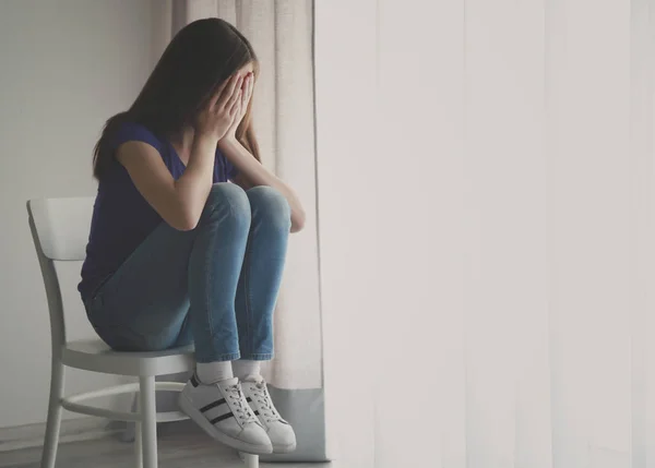 Menina triste bonito — Fotografia de Stock