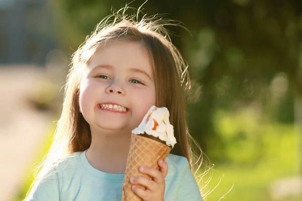 Mädchen isst Eis — Stockfoto