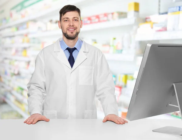 Mężczyzna farmaceuty w pracy — Zdjęcie stockowe