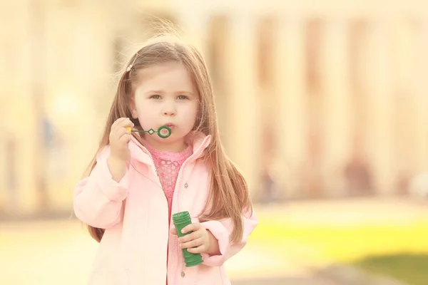 Niña jugando con burbujas de jabón — Foto de Stock