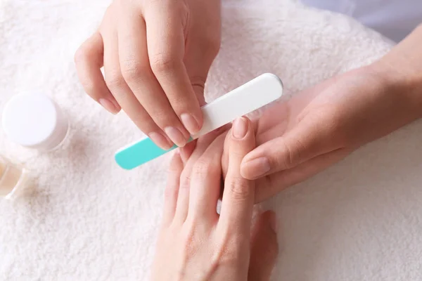 Mujer haciendo manicura en el salón — Foto de Stock