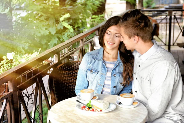 Νεαρό ζευγάρι έχει ημερομηνία σε καφέ — Φωτογραφία Αρχείου