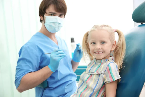 Dentista examinando os dentes da menina — Fotografia de Stock