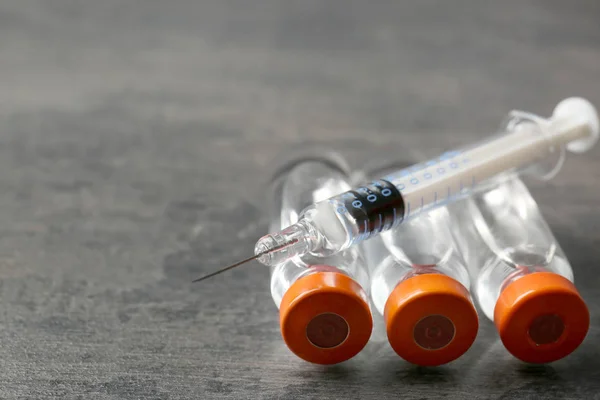 Vaccin in injectieflacons met spuit — Stockfoto