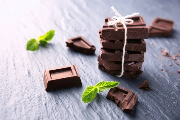 Svázané kousky čokolády — Stock fotografie