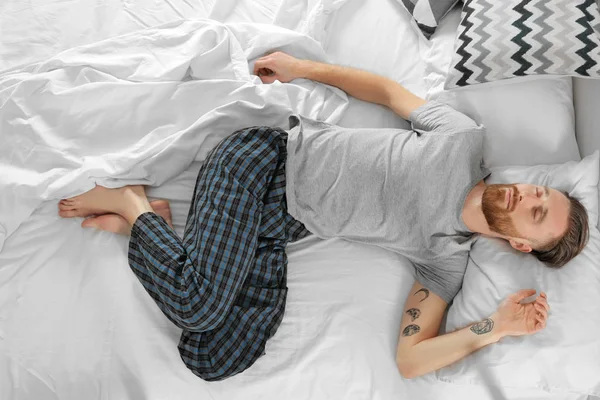 Man sleeping in bed — Stock Photo, Image