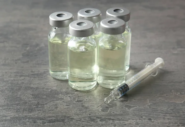 Vaccin in injectieflacons met spuit — Stockfoto
