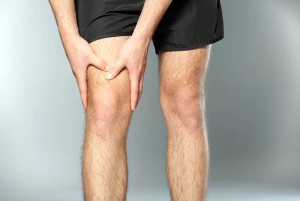 Uomo che soffre di dolore alla gamba — Foto Stock