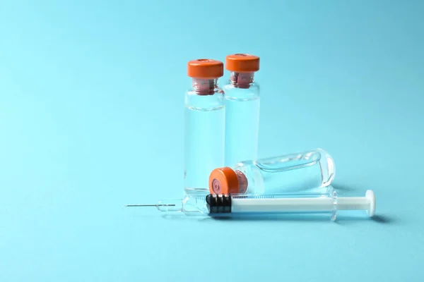 Вакцина в флаконах з шприцом — стокове фото