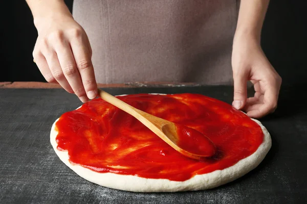 Manos femeninas haciendo pizza tradicional — Foto de Stock