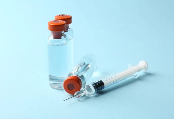Vaccino in flaconcini con siringa — Foto Stock