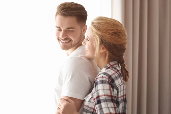 Feliz jovem casal — Fotografia de Stock