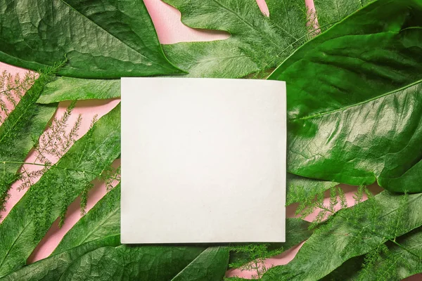 Papper med gröna tropiska lämnar — Stockfoto