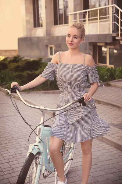자전거를 타는 젊은 여자 — 스톡 사진