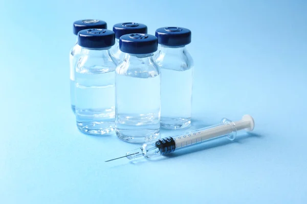 Vakcína v injekčních lahvičkách s injekční stříkačkou — Stock fotografie