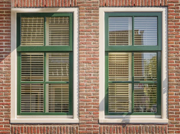 Bâtiment avec fenêtres modernes — Photo