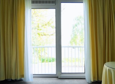 güzel perdeler ile pencere 