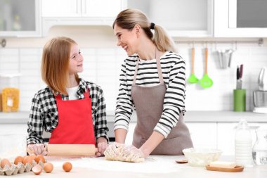 kadın ve kızı yemek 