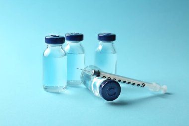 Şırıngalarla aşı.  